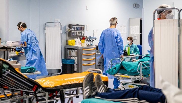 Policlinico, il pasticcio dei camici sterili: non a norma ma arrivano dalle zone del terremoto in Turchia. "Non si possono cambiare"
