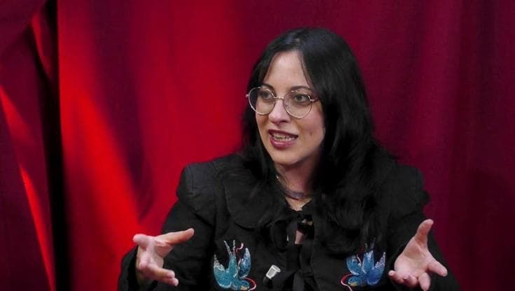 Serena Mazzini: "Partner e psicologi virtuali, orsetti e robot. L'Ia ci sfrutta e ci rende più soli"