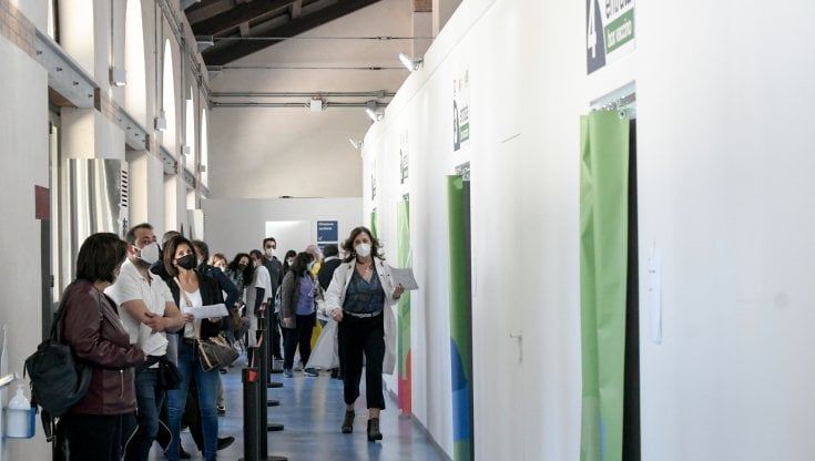 Napoli, a Pasqua e Pasquetta sprint per le vaccinazioni. E la Regione chiede l'elenco dei medici No Vax