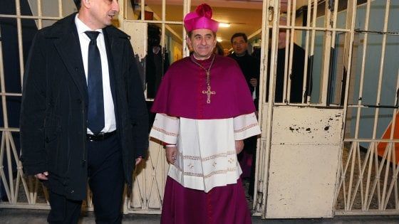 Prima messa di Natale di Delpini: "Non bisogna rassegnarsi alle tenebre, siamo fatti di luce"