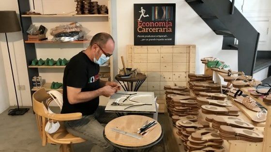 Dolci, sandali, magliette e caffè: a Roma nasce l'emporio dei prodotti dal carcere