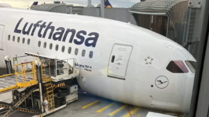 Carrello collassa, aereo Lufthansa cade sul muso: “Feriti nell’equipaggio”