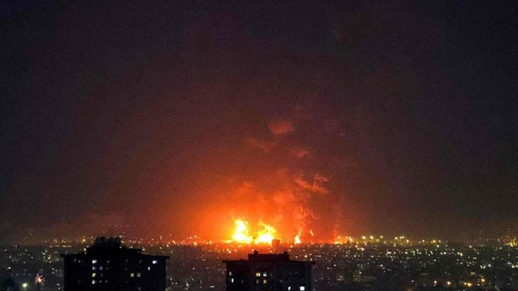 Iran, Pezeshkian apre al Golfo ma i pasdaran non si fermano. Colpito il petrolio di Teheran