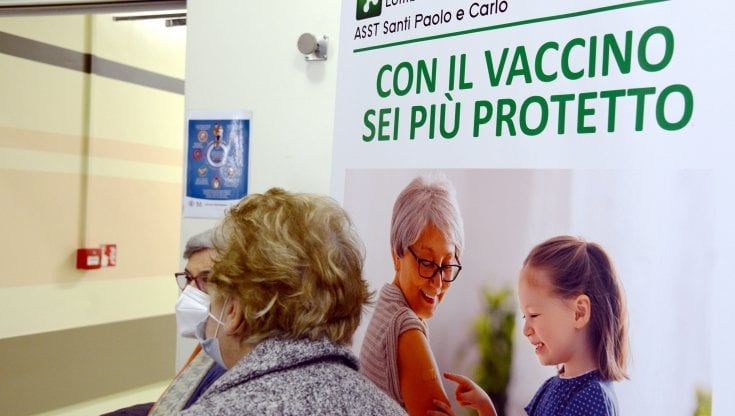 Covid in Lombardia, terza dose grandi cifre: tra effettuate e prenotate quota 4 milioni. “Ma la priorità rimane convincere gli anziani”