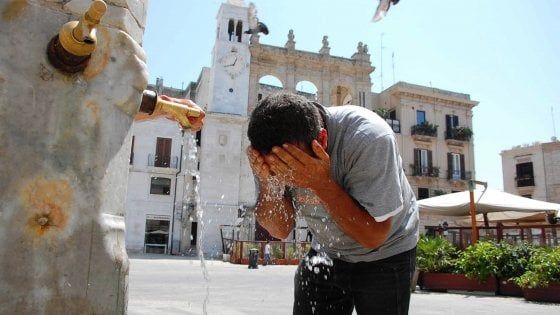 Bari, allerta arancione per l'ondata di calore: "Martedì 11 e mercoledì 12 a rischio anziani e bambini"