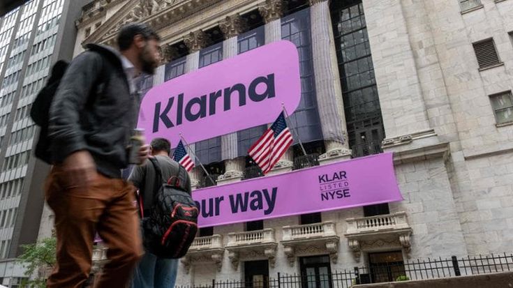 Si riscalda la corsa al “Buy now, pay later”. Klarna lancia la carta per i negozi fisici