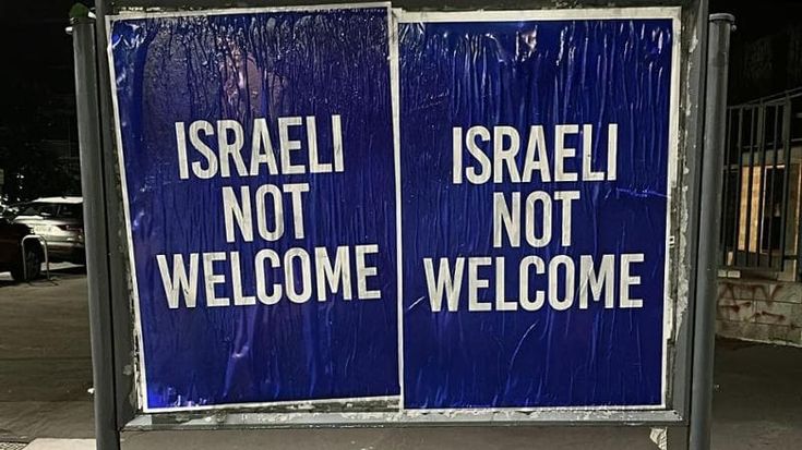 “Israeliani non graditi”: cartelli anonimi apparsi in giro per Milano. Accertamenti su sei ragazzi