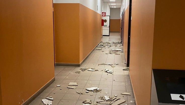 Università, crollano pannelli del controsoffitto a medicina