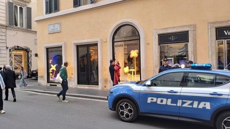 Maxi furto da Vuitton in via Condotti: in quattro hanno lanciato un’auto contro la vetrina