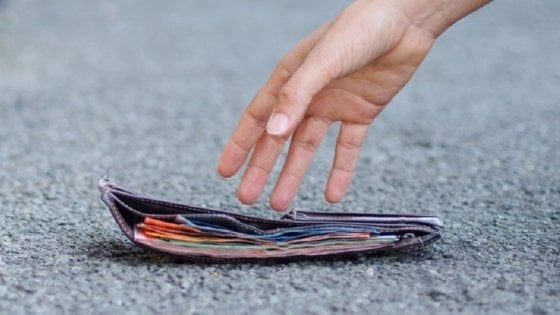 Operai trovano mille euro e li restituiscono a migrante