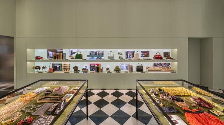 Prada racconta se stessa: la mostra in Galleria sulla storia dell’alta moda