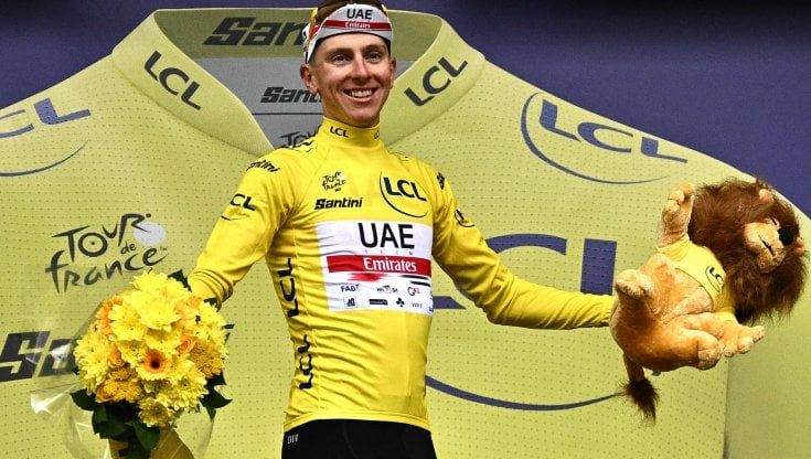 Tour de France, Pogacar in maglia gialla: vince in volata la sesta tappa