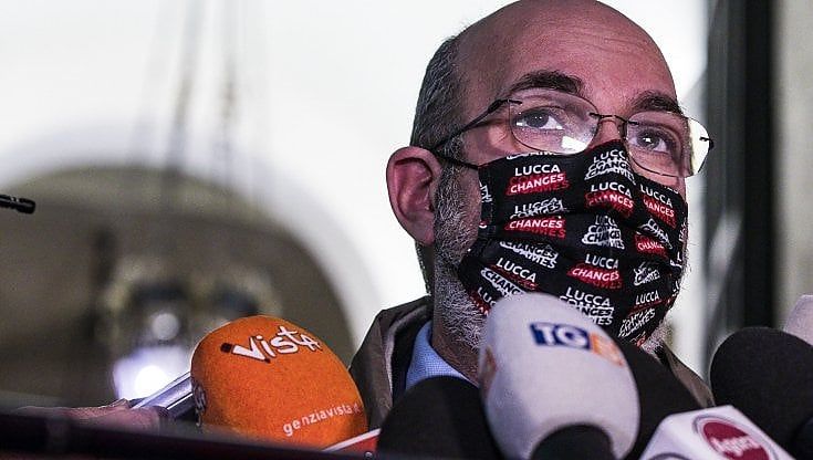 La rabbia dei grillini No Vax contro Vito Crimi per un post pro vaccino: "Cosa hai da gioire?"