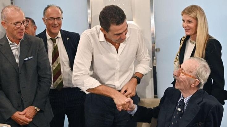 Feltri si presenta con lo champagne: “Complimenti, si è magnato la Lega”