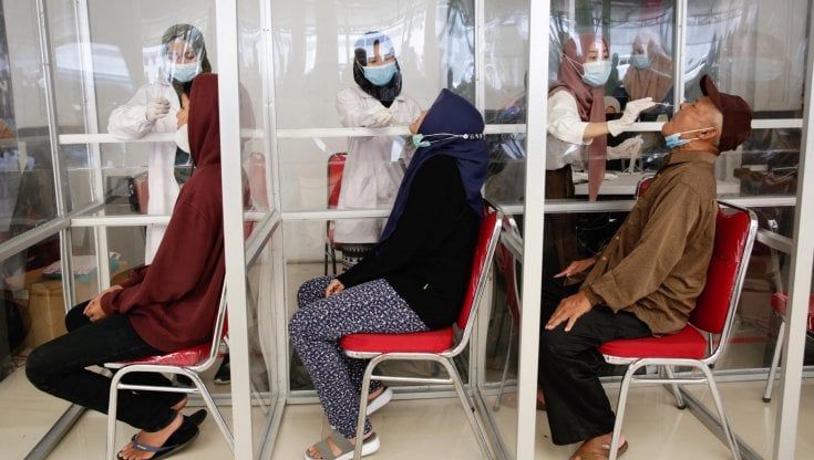 Indonesia, stick lavati e riutilizzati per fare i tamponi anti Covid ai passeggeri. Scandalo all'aeroporto