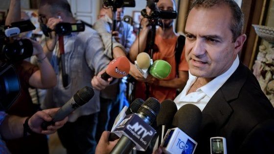 Il sindaco di Napoli attacca il decreto sicurezza: "E' un'onda nera"