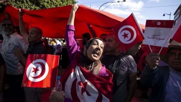 Perché l’abbraccio al razzista Saied non fermerà l’esodo tunisino