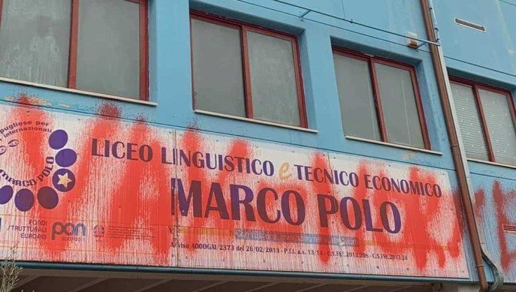 Bari, raid No Vax al liceo: imbrattata la facciata del Marco Polo