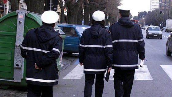 Bari, quattro bulli 14enni picchiano due coetanei in piazza Umberto per una sigaretta elettronica
