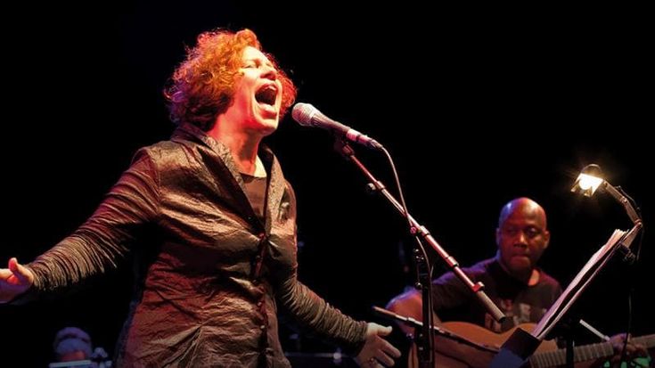 Sarah Jane Morris canta un tributo alla sorellanza