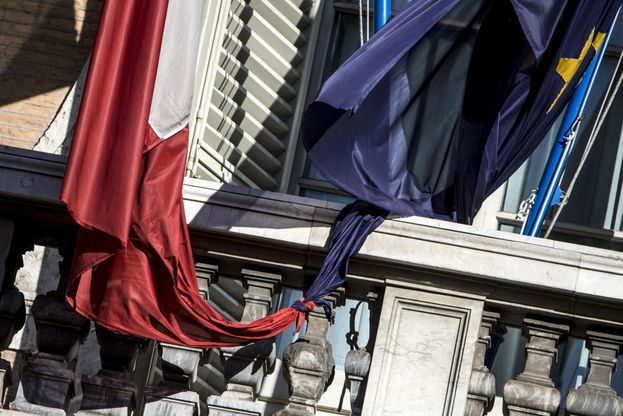 Senato, un nodo lega la bandiera italiana a quella europea