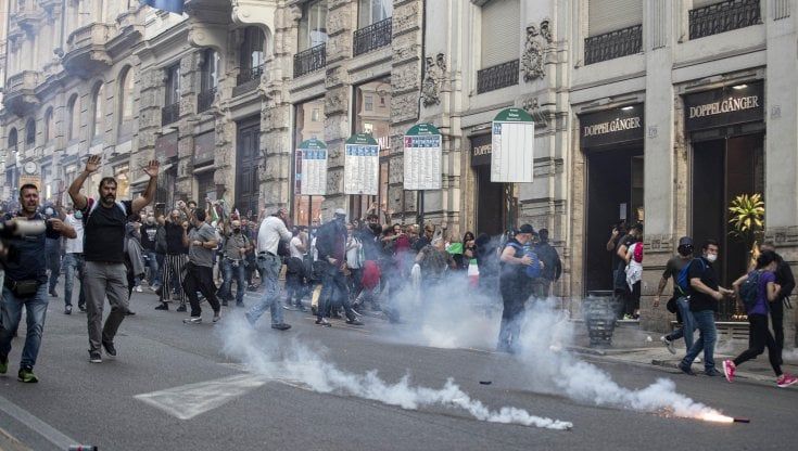 No Green pass e scontri Roma, Meloni: "È squadrismo ma non conosco la matrice". Letta: "È violenza fascista". Dal Pd petizione per sciogliere partiti di estrema destra