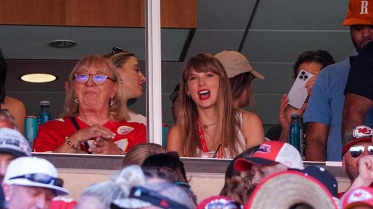 Taylor Swift alla partita di football di Travis Kelce, la nuova coppia che infiamma gli Stati Uniti