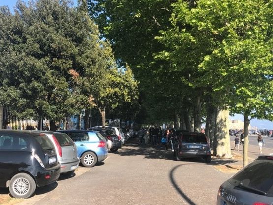 Sosta selvaggia sui marciapiedi del lungomare di Napoli