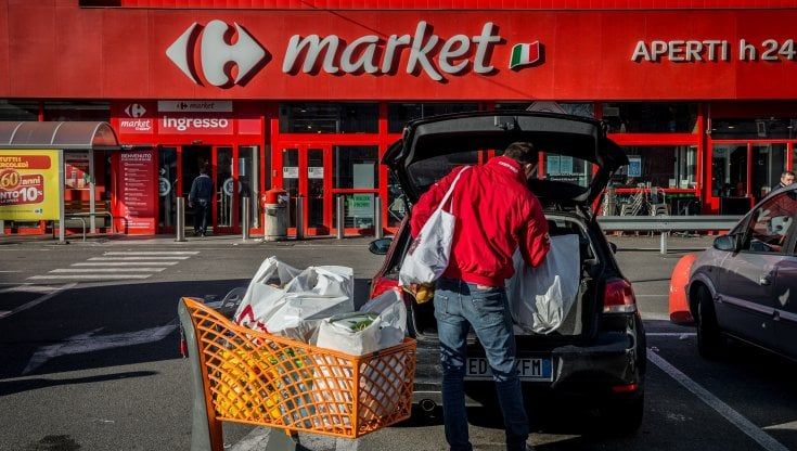 Sindacati contro Carrefour: "Sostituisce i dipendenti tagliati con le cooperative"