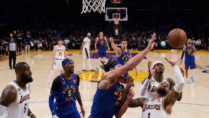 Nba, a Ovest i Denver Nuggets si portano sul 3-0 contro i Lakers: finale a un passo. LeBron travolge l'arbitro e gli spacca un labbro