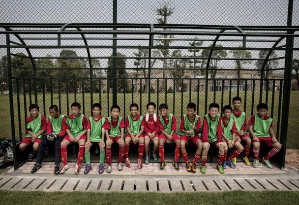 Cina, nella scuola di calcio pi&ugrave; grande del mondo: 2400 allievi per un campo da 600mila metri quadri