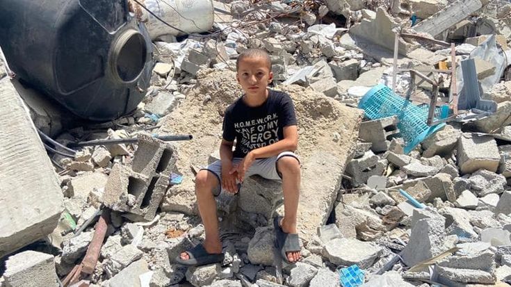 Gaza, il sogno sospeso del piccolo Youssef: grande talento da calciatore, ora vende biscotti ai bimbi del quartiere