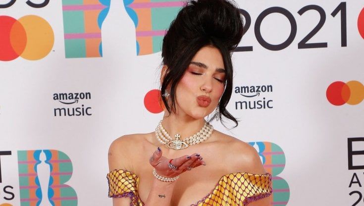 Dua Lipa, i look ai Brit Awards sono un tributo a Amy Winehouse e Geri Halliwell