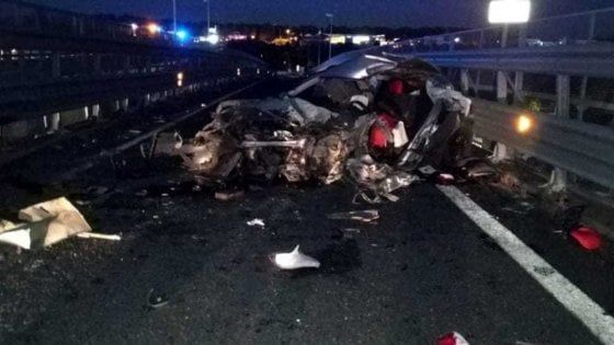 Catania, in otto su una macchina che sfonda il guardrail: un morto