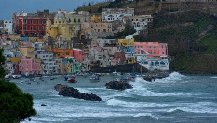Procida, una nuova nascita dopo due anni: Noemi viene alla luce al pronto soccorso