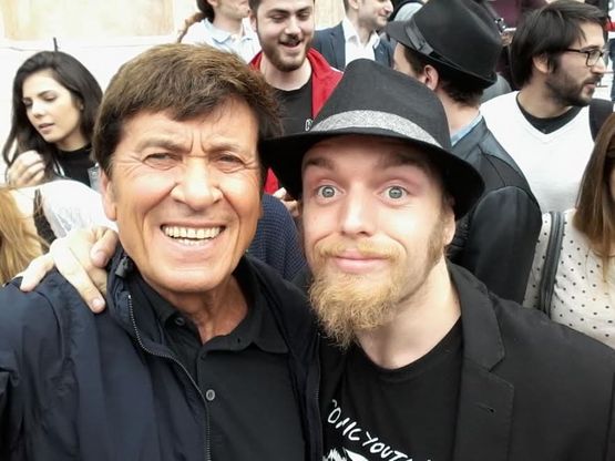 Morandi, selfie in piazza con gli studenti