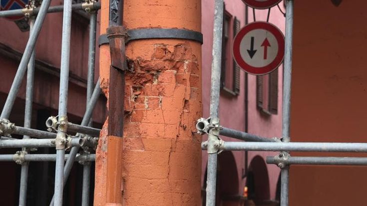 Via Petroni, tempi lunghi per il rientro degli sfollati dopo i danni del bus alla colonna