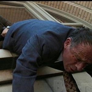 Giovane denuncia due poliziotti: "Picchiato e appeso dal nono piano"