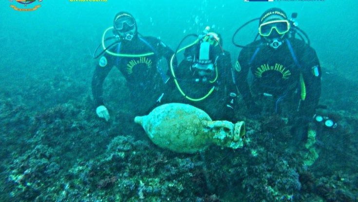 Archeologia, anfora greco-romana trovata nel mare di Civitavecchia