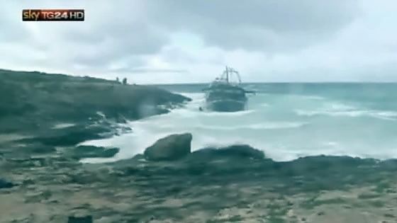 Soccorso peschereccio egiziano naufragato sugli scogli di Lampedusa&nbsp;