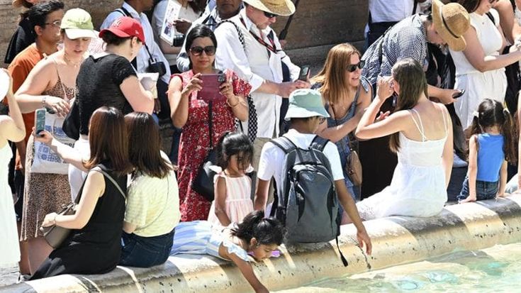 La truffa del "finto fotografo" a Fontana di Trevi: così borseggiavano i turisti, quattro fermati