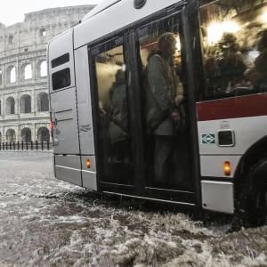 Temporali e vento, allerta meteo da gioved&igrave;