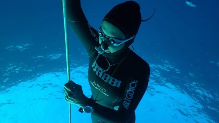 Apnea, la napoletana Carraturo fa il record del mondo: -115 metri
