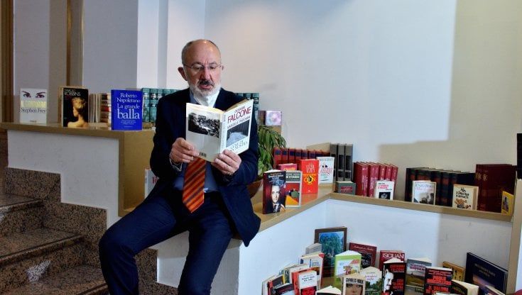 Una libreria "condominiale" nella portineria dell'albero Falcone