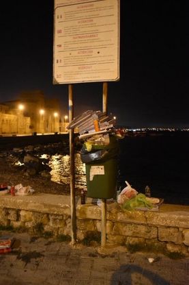Bari, dopo la Fase 2 è la fase dell'inciviltà: lungomare invaso da lattine e contenitori di pizza