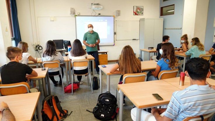 Covid, troppe classi in quarantena ed è scontro sull'isolamento: "Tutti o i vicini di banco?". Il Lazio studia le "micro bolle"