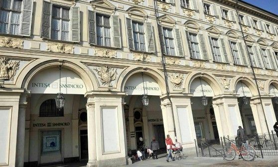 Non ha denunciato operazioni sospette per 77 milioni di euro. Intesa San Paolo "segnalata" al ministero per violazione delle norme antiriciclaggio.