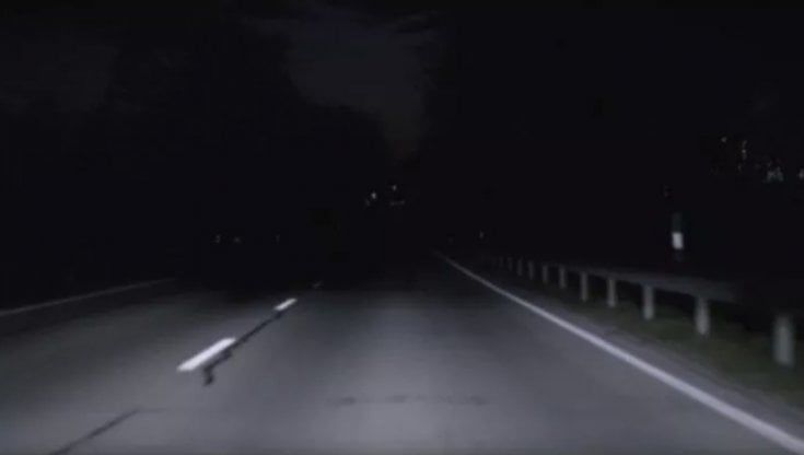 Seduti in strada aspettando l'arrivo delle auto: individuati i sei protagonisti della folle sfida a colpi di selfie
