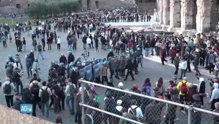 Roma, tensioni in pieno centro: manifestanti tentano di entrare nel Colosseo