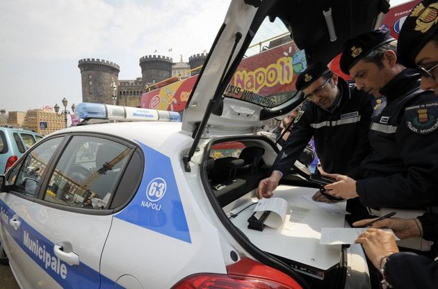 Tablet e stampanti nelle auto della polizia municpale di Napoli